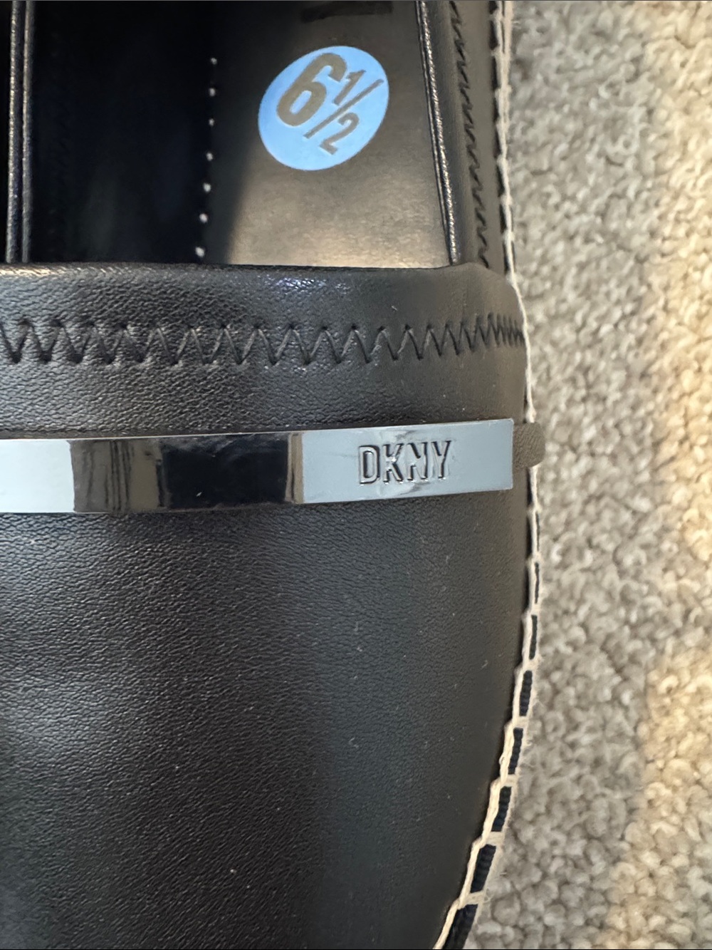 DKNY - Picture 2 of 4